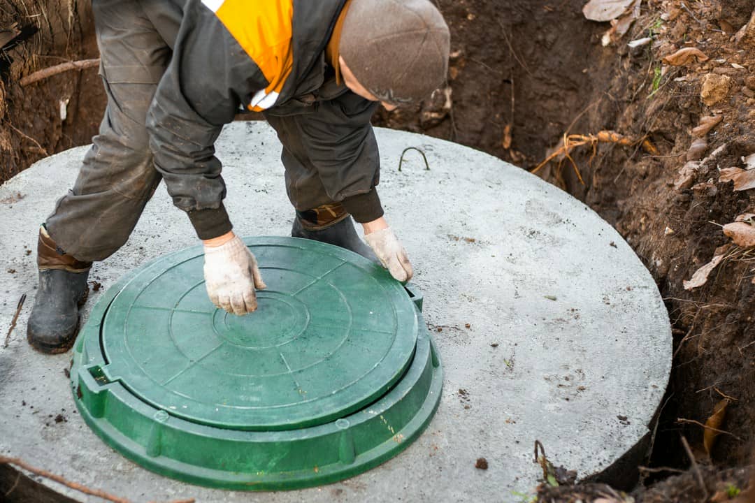 Mężczyzna otwierający kanalizacje